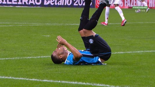 Carlos Vinícius, do Grêmio, sente lesão muscular em partida contra o Internacional
