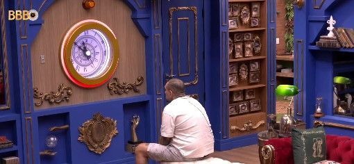 Vídeo: rival de Davi no BBB 24 fica frente a frente com botão da desistência