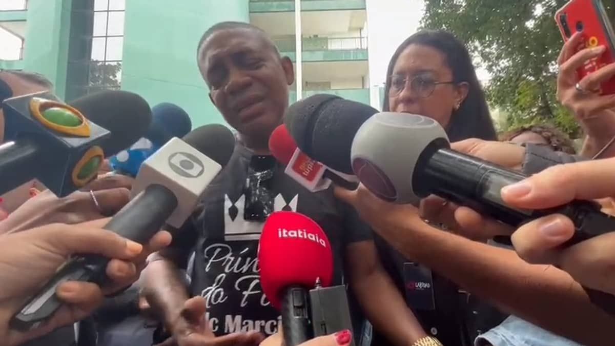 Em lágrimas, irmão de MC Marcinho relembra últimas palavras do cantor e infância difícil: 'agradeço a ele todos os dias'