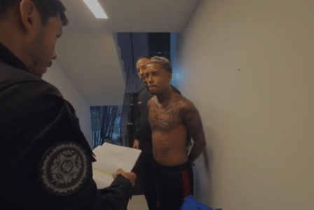 MC Poze do Rodo estava em casa, em um condomínio de luxo, quando foi surpreendido por agentes da Delegacia de Repressão a Entorpecentes