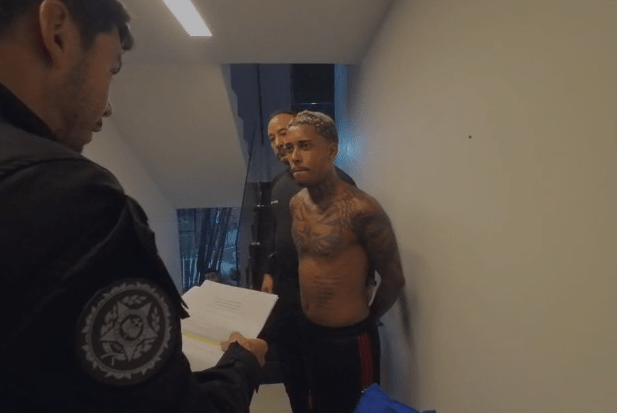 MC Poze do Rodo estava em casa, em um condomínio de luxo, quando foi surpreendido por agentes da Delegacia de Repressão a Entorpecentes