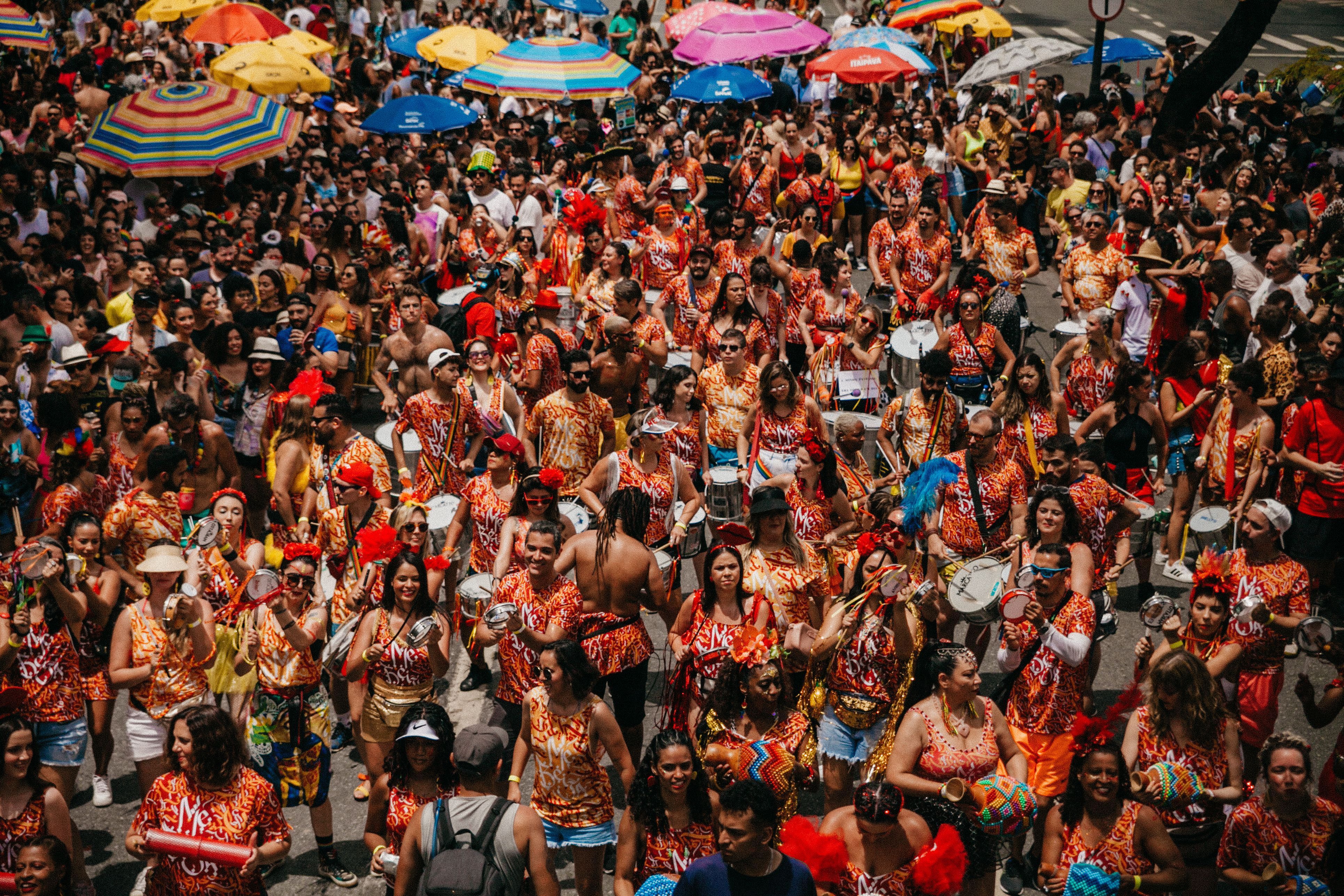 Quando é o desfile do Me Beija que Eu Sou Pagodeiro 2024? Confira horários e trajeto do bloco