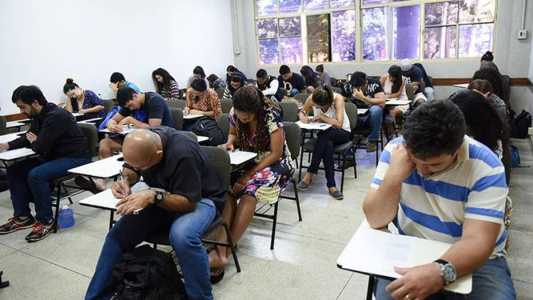 Segundo o último Censo da Educação Superior, realizado pelo MEC, em 2021 quase 600 mil pessoas com mais de 40 anos estavam matriculadas em uma universidade no país