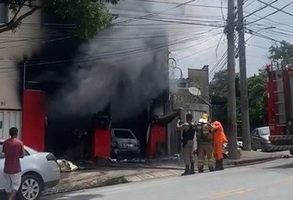 Vídeo: incêndio em mecânica mobiliza bombeiros da região Leste de BH