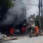 Vídeo: incêndio em mecânica mobiliza bombeiros da região Leste de BH