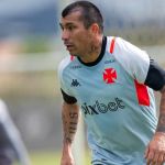 Disposição de Medel em treino do Vasco empolga torcida; assista!