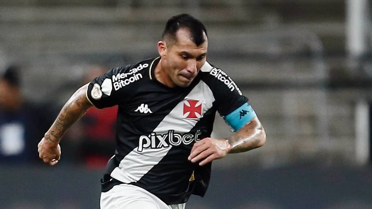Vasco conta com acordo com Seleção do Chile em eventual suspensão de Medel