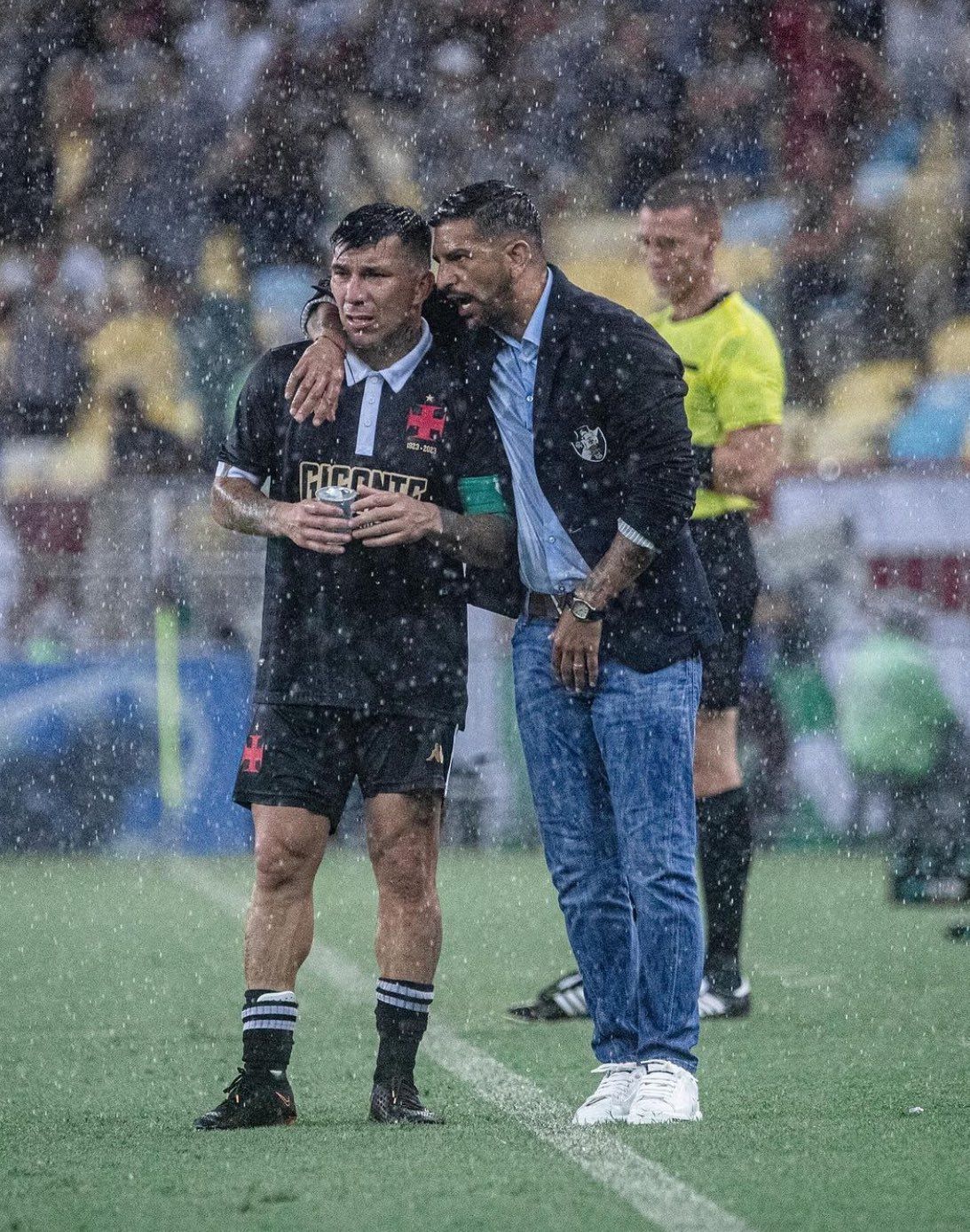 Vasco pode ter ausência de Medel no clássico diante do Fluminense