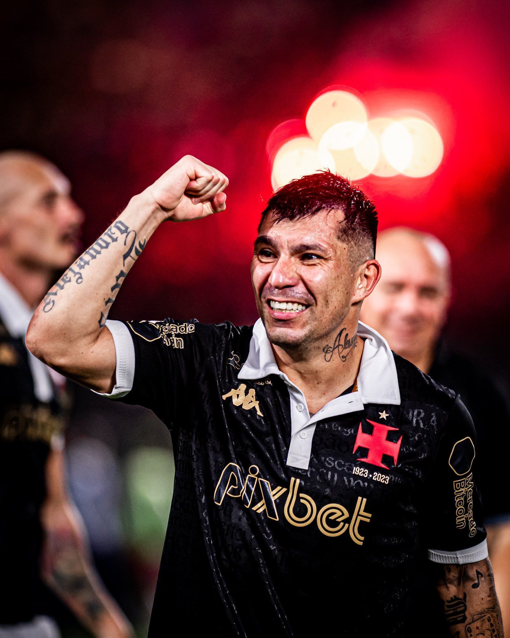 Nas redes sociais, Medel celebra permanência do Vasco na Série A do Brasileiro