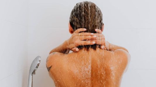 Médica mineira ensina jeito certo de tomar banho