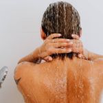 Qual o jeito certo de tomar banho? Médica mineira explica em vídeo viral