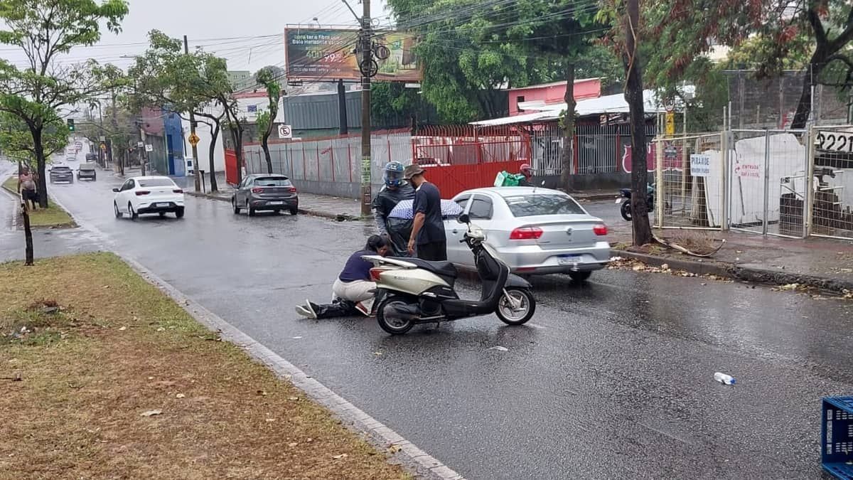 Médicas socorrem motociclista acidentada na Barão Homem de Melo, em Belo Horizonte 