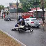 Médicas socorrem motociclista acidentada na Barão Homem de Melo, em Belo Horizonte