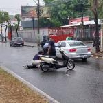 Médicas socorrem motociclista acidentada na Barão Homem de Melo, em Belo Horizonte
