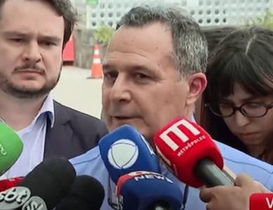 Médico de Bolsonaro fala com jornalistas em Brasília