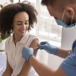 Imunização no trabalho: como vacinar sem parar a produção