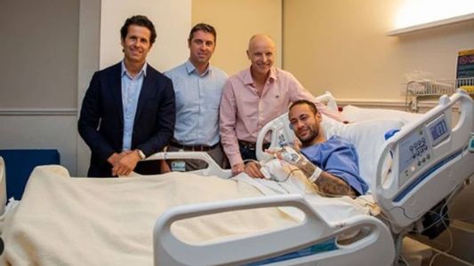 Médico Rodrigo Lasmar (e), do Atlético e da Seleção, após a cirurgia de Neymar