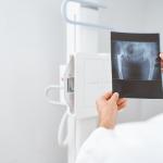 Jovem de 24 anos passa por cirurgia para retirada de cinco celulares do ânus em MG