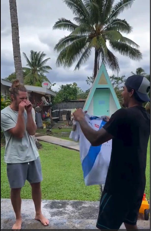 Amigo de Medina se emociona ao receber camisa autografada por Neymar; veja vídeo