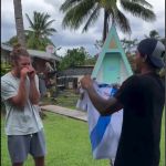 Amigo de Medina se emociona ao receber camisa autografada por Neymar; veja vídeo