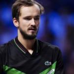 Medvedev vence Tsitsipas e defende título do ATP 500 de Viena diante de Sinner