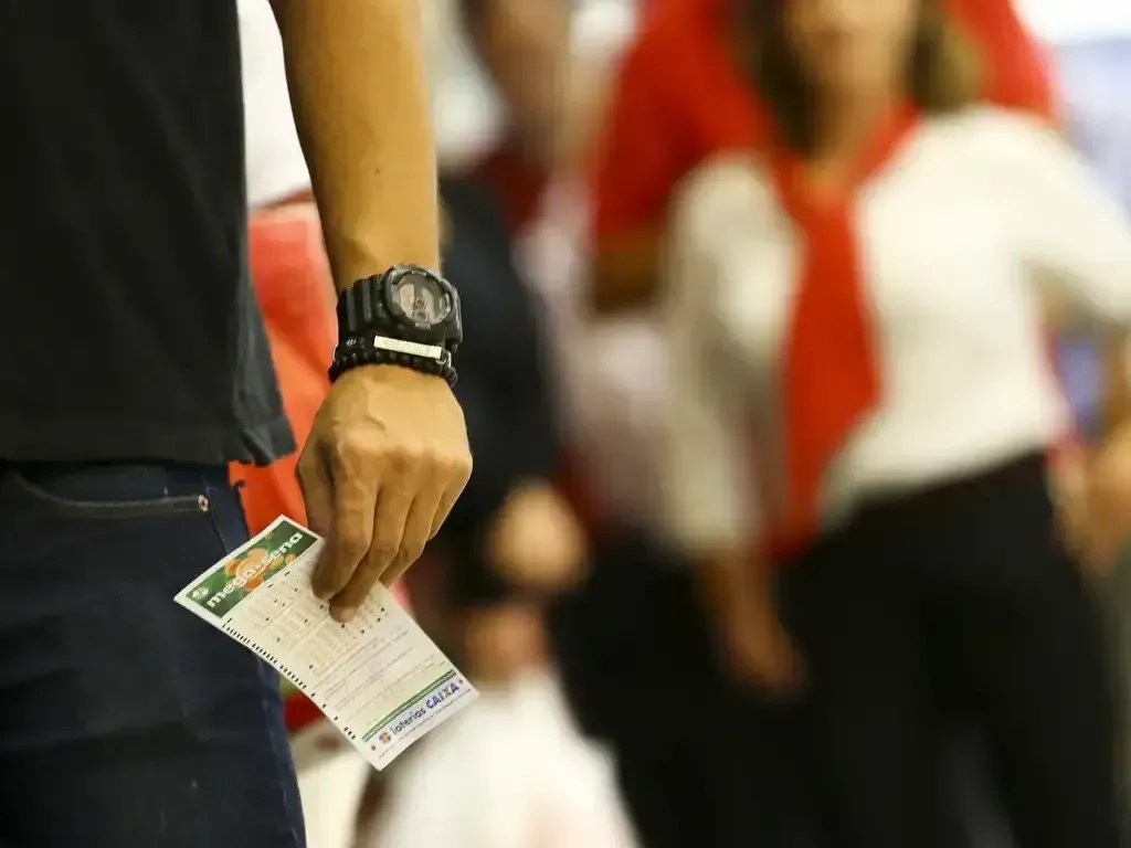Mega-Sena: concurso 2.733 pode pagar mais de R$ 100 milhões; veja as dezenas sorteadas