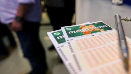 Segundo a Caixa, a probabilidade de uma aposta simples acertar as seis dezenas é de 1 em 50.063.860.