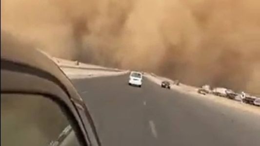 Mega tempestade de areia que atingiu o Egito foi registrada em vídeo por testemunhas e imagens viralizaram nas redes