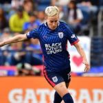 Lenda do futebol feminino diz que lesão em despedida 'prova que Deus não existe'