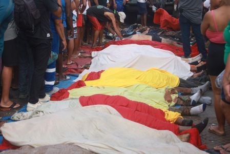 Moradores do Complexo da Penha, na zona norte do Rio de Janeiro, levam ao menos 50   orpos para a Praça São Lucas, na Estrada José Rucas, no início da manhã desta   quarta-feira