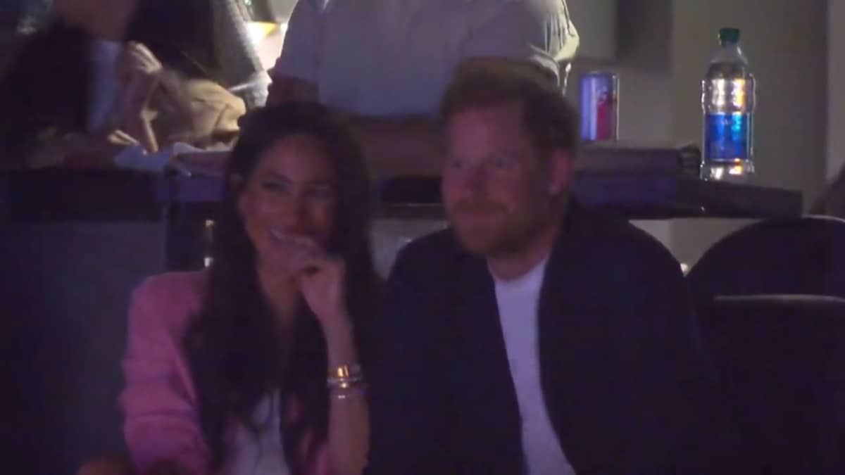 Harry e Meghan aparecem em câmera do beijo durante jogo da NBA; vídeo