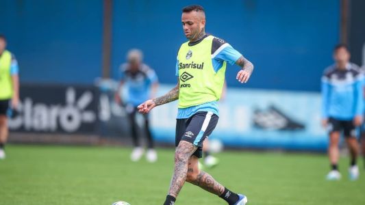 Meia-atacante está utilizando nas dependências do CT Luiz Carvalho