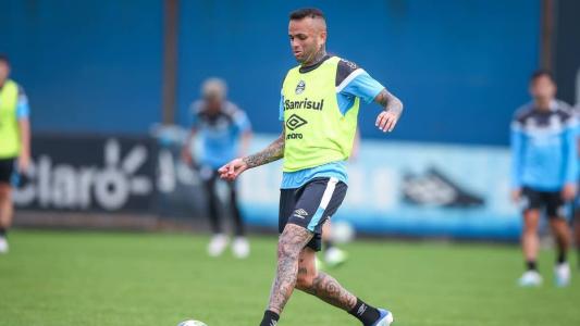 Meia-atacante está utilizando nas dependências do CT Luiz Carvalho