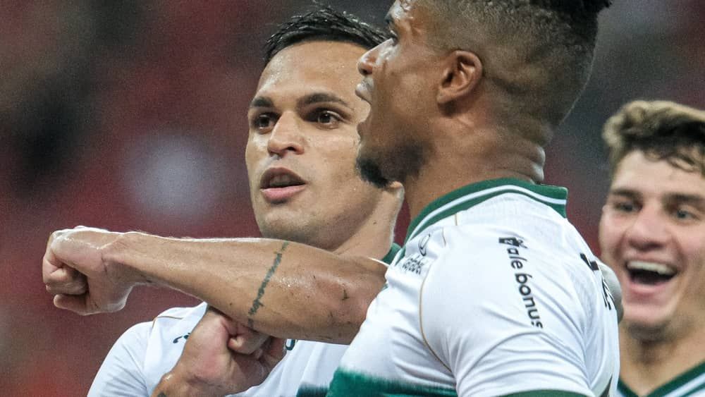 Coritiba vence Inter em jogo de sete gols e segue em busca de ‘milagre’ na Série A