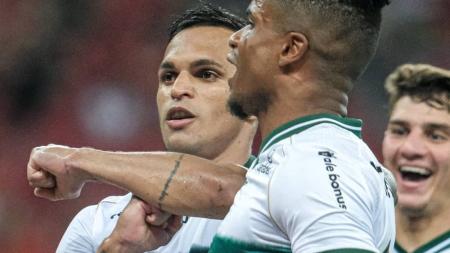Meia-atacante Robson marcou dois dos quatro gols da vitória do Coritiba sobre o Inter no Beira-Rio
