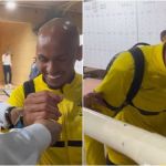 Meia da Seleção recebe presente após jogo na Arábia, se distrai e o deixa cair no chão