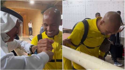 Meia da Seleção recebe presente após jogo na Arábia, se distrai e o deixa cair no chão; assista