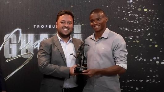 Meia do América recebeu o prêmio das mãos de João Marcelo, prefeito de Nova Lima