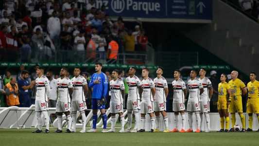 Meia do São Paulo acaba com gramado do Palmeiras no Allianz Parque
