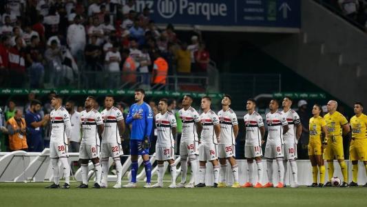 Meia do São Paulo acaba com gramado do Palmeiras no Allianz Parque