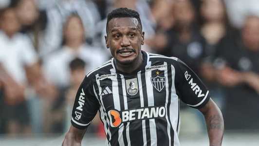 Meia Edenilson durante partida pelo Atlético, neste ano