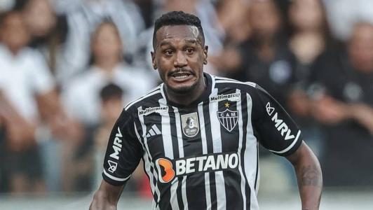 Meia Edenilson durante partida pelo Atlético, neste ano