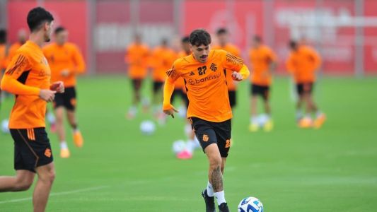 Meia Maurício volta à equipe após recuperar-se de lesão