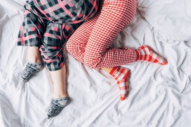 O que significa dormir de meias para a psicologia? Especialistas explicam