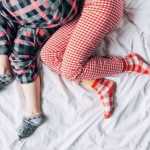 O que significa dormir de meias para a psicologia? Especialistas explicam