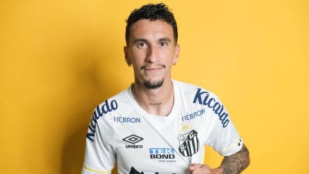 Meio-campista Dodi, do Santos