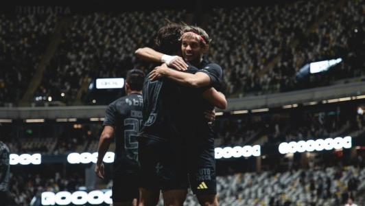 Elenco do Atlético comemora gol sobre o Bragantino, na Arena MRV, em jogo pela Série A do Campeonato Brasileiro