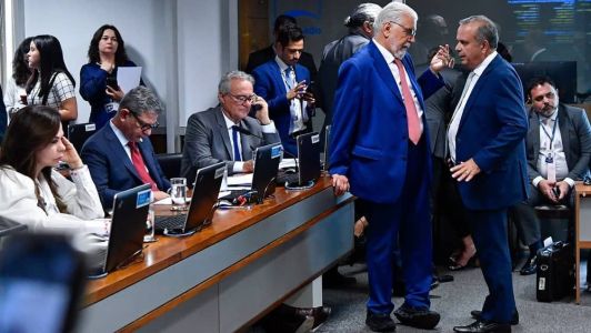 Membros da CCJ durante reunião de 7/11