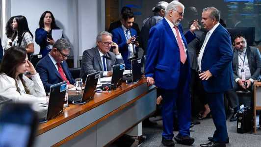 Membros da CCJ durante reunião de 7/11
