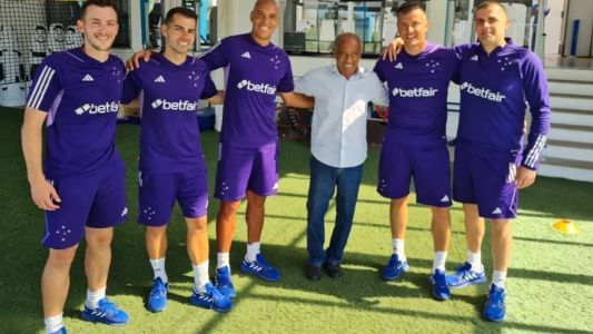 Membros da comissão técnica de Pepa posam para foto com Dirceu Lopes